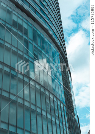 天空像馬賽克一樣反射在建築物上 115785995