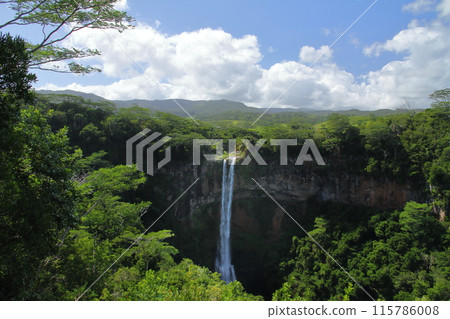 查馬雷爾瀑布位於有「印度洋女士」之稱的島國毛里求斯西部黑河省查馬雷爾村。 115786008