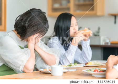 女性/媽媽/媽媽/厭倦了孩子叛逆期的媽媽（壓力/憂鬱） 115786055