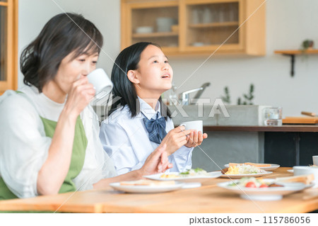 Junior high school and high school girls having breakfast and soup 115786056