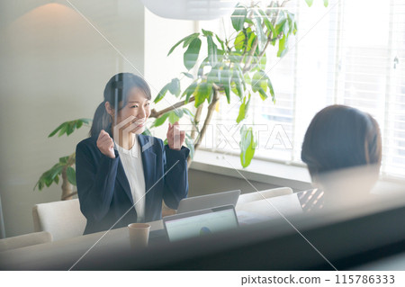 Female employees having a meeting 115786333