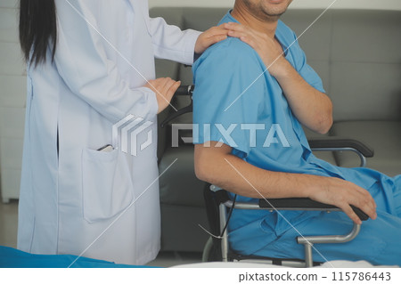 Female doctors who treat patients make an appointment to listen to the results after a physical examination and explain medical information and diagnose the disease. Medical concepts and good healt. 115786443