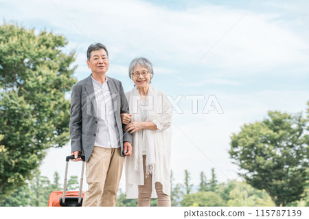 帶著行李箱旅行的老年夫婦(老年生活/活躍的老年人) 帶著行李箱旅行的老年夫婦(老年生活/活躍的老年人) 115787139
