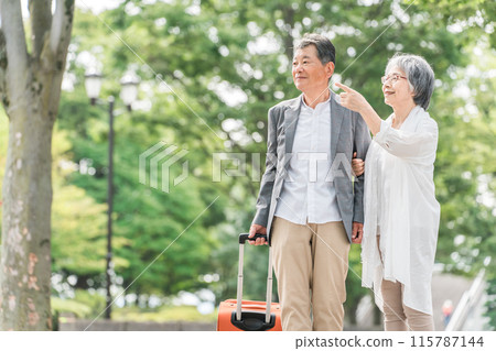 帶著行李箱旅行的老年夫婦（老年生活/活躍的老年人） 115787144