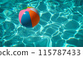 漂浮在泳池中的沙灘球 115787433