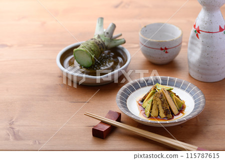 醬油醃製的辣芥末（生芥末） 這是一道有趣的菜餚，芥末的口感鬆脆 115787615