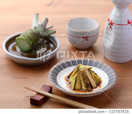 醬油醃製的辣芥末（生芥末） 這是一道有趣的菜餚，芥末的口感鬆脆 115787616