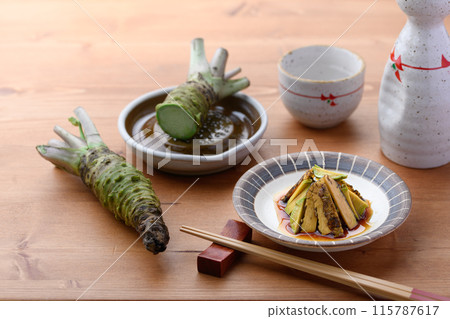醬油醃製的辣芥末（生芥末） 這是一道有趣的菜餚，芥末的口感鬆脆 115787617