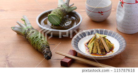 醬油醃製的辣芥末（生芥末） 這是一道有趣的菜餚，芥末的口感鬆脆 115787618