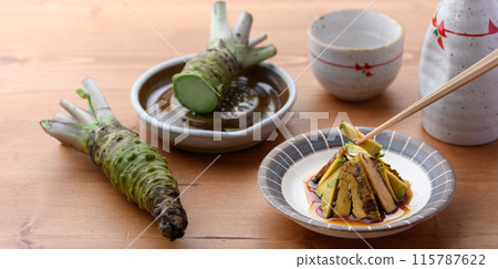 A spicy dish of real wasabi (fresh wasabi) marinated in soy sauce. The crunchy texture of the wasabi makes this dish interesting. 115787622