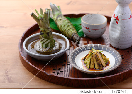 醬油醃製的辣芥末(生芥末) 這是一道有趣的菜餚,芥末的口感鬆脆 醬油醃製的辣芥末(生芥末) 這是一道有趣的菜餚,芥末的口感鬆脆 115787663