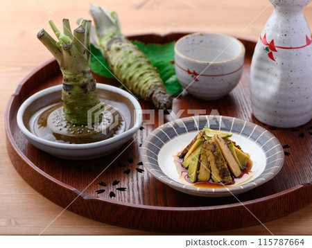 醬油醃製的辣芥末(生芥末) 這是一道有趣的菜餚,芥末的口感鬆脆 醬油醃製的辣芥末(生芥末) 這是一道有趣的菜餚,芥末的口感鬆脆 115787664