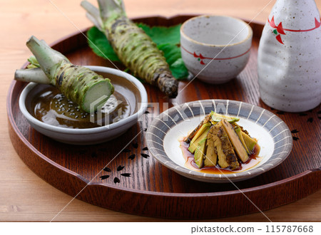 醬油醃製的辣芥末(生芥末) 這是一道有趣的菜餚,芥末的口感鬆脆 醬油醃製的辣芥末(生芥末) 這是一道有趣的菜餚,芥末的口感鬆脆 115787668
