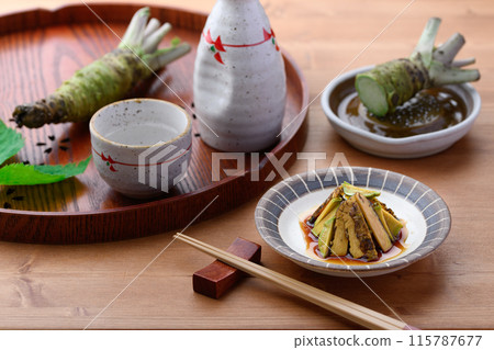 A spicy dish of real wasabi (fresh wasabi) marinated in soy sauce. The crunchy texture of the wasabi makes this dish interesting. 115787677