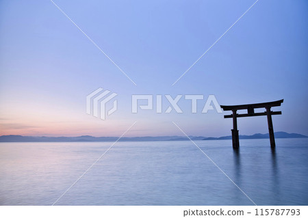 白須神社，清晨的大鳥居湖，水平構圖 23 115787793