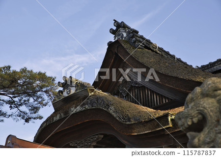白須神社，柏樹皮屋頂，留有神紋的三巴 115787837