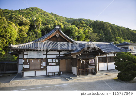 Shirahige Shrine grounds, shrine office, horizontal composition 115787849