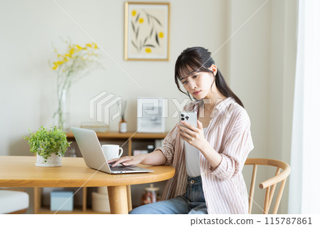 一名年輕女子擔心她的電腦和智慧型手機 115787861