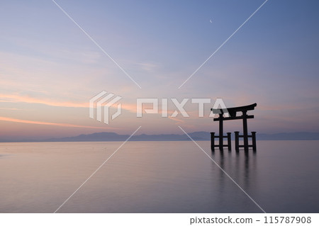 白須神社清晨大鳥居湖水平構圖2 115787908