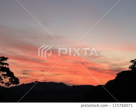 日出時的天空，日出鋪滿山巒，早晨的天空變成紅色 115788071