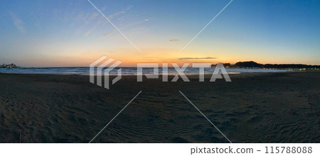 Waves crashing on Yuigahama Beach, the horizon of the evening sky, the Shonan sea at dusk, and a panoramic sunset over Sagami Bay 115788088