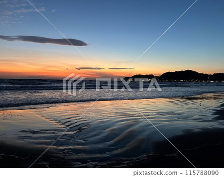 Sunset sky seen from Zaimokuza Beach, horizon of evening sky, Shonan sea at dusk, Sagami Bay at dusk 115788090