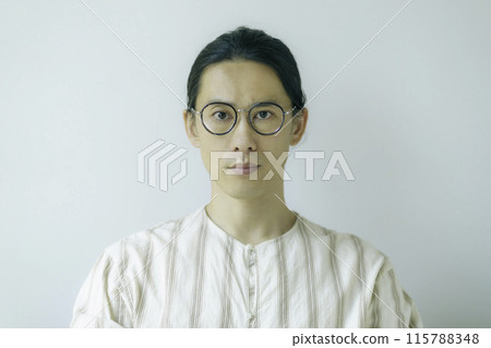 戴眼鏡的中年男子半身像 115788348