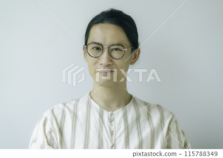 Bust-up portrait of a middle-aged man wearing glasses Bust-up portrait of a middle-aged man wearing glasses 115788349