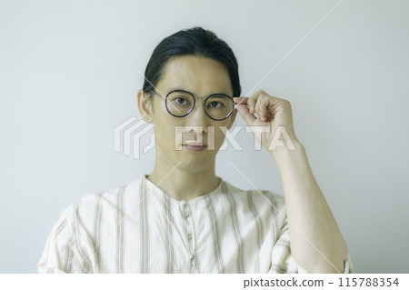 Bust-up portrait of a middle-aged man wearing glasses Bust-up portrait of a middle-aged man wearing glasses 115788354