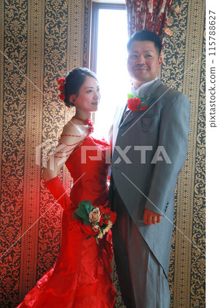 Photo wedding indoor photography, bride in wedding dress and groom in tuxedo 115788627