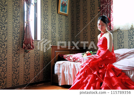 新娘穿著美麗人魚線紅色婚紗寫真婚禮單人婚禮室內拍攝 新娘穿著美麗人魚線紅色婚紗寫真婚禮單人婚禮室內拍攝 115789356