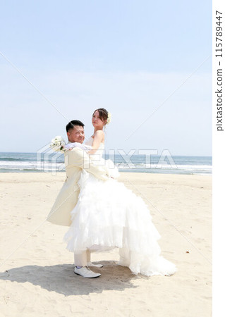 新娘穿著婚紗和新郎穿著燕尾服的照片 婚禮海上外景拍攝 115789447