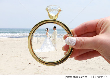 新娘穿著婚紗和新郎穿著燕尾服的照片 婚禮海上外景拍攝 115789463