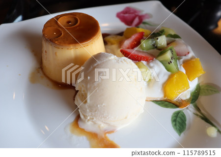 櫻花咖啡布丁冰淇淋水果咖啡館約會咖啡館之旅草莓奇異果奶油 115789515