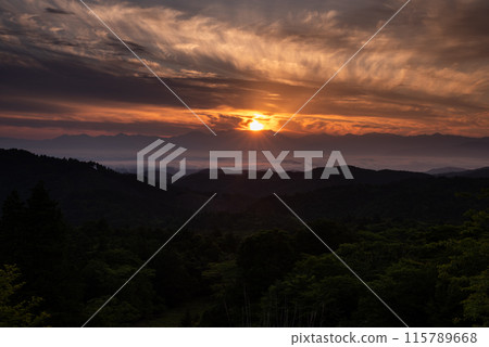 Sea of clouds and sunrise, Chausuyama plateau Sea of clouds and sunrise, Chausuyama plateau 115789668