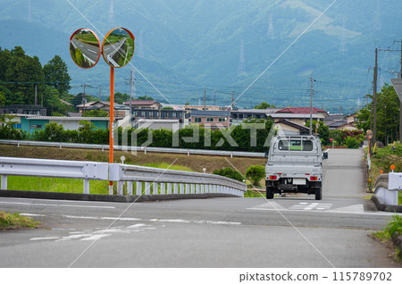輕卡車行駛的鄉間小路，寧靜的街景 115789702