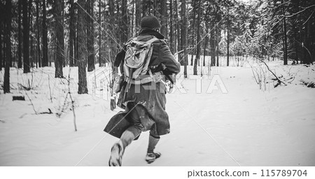 Re-enactor Dressed As American Infantry Soldier run On Attack. Usa Soldier Attack In Winter Forest. Usa Army Soldiers Of World War Ii Re-enactor Dressed As American Infantry Soldier run On Attack. Usa Soldier Attack In Winter Forest. Usa Army Soldiers Of World War Ii 115789704
