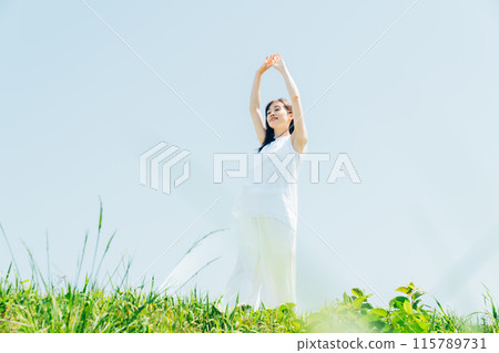 走在草甸的一位小姐 走在草甸的一位小姐 115789731