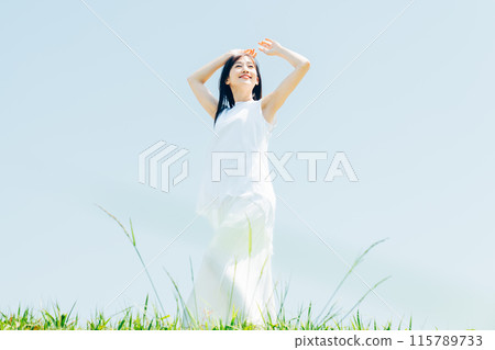 走在草甸的一位小姐 115789733