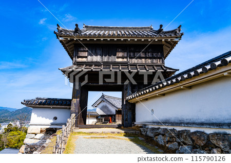 【日本名城百選】春天的高知城、黑鐵門與藍天1,高知縣高知市 【日本名城百選】春天的高知城、黑鐵門與藍天1,高知縣高知市 115790126