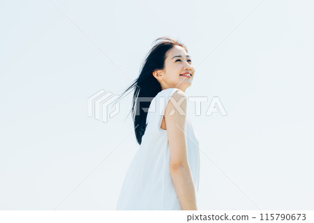 Young woman beauty with empty background 115790673