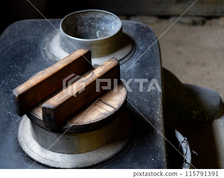 一個古老的私人住宅的爐子 115791391