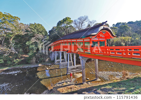 The vermilion-painted Kure Bridge, a prefectural designated tangible cultural property, spanning the Yorimo River at Usa Shrine in Oita Prefecture 115791436