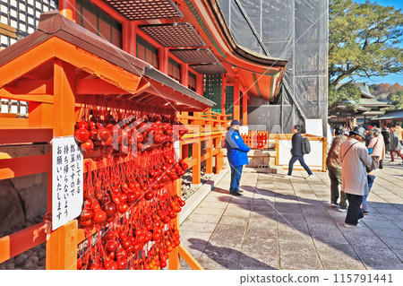 Vermilion-painted upper shrine and prayer gourd at Usa Shrine in Oita Prefecture 115791441