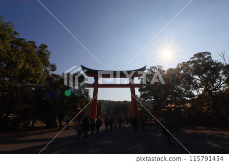 Red-painted Otorii and worshipers at Usa Jingu, Oita Prefecture Red-painted Otorii and worshipers at Usa Jingu, Oita Prefecture 115791454