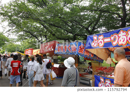 The festival stalls continue for a long time, and people are in a festive mood, eating and drinking and feeling high all day long. 115792794