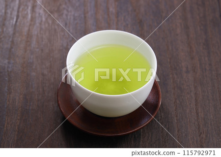 Poured green tea 115792971