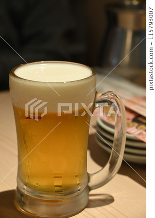 Ice-cold draft beer with beautiful foam Ice-cold draft beer with beautiful foam 115793007