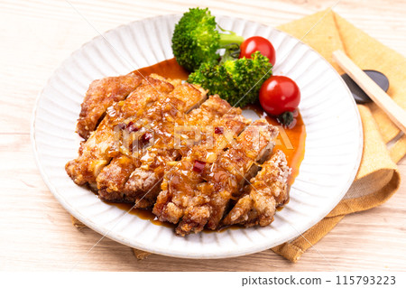 Fried chicken with onion sauce 115793223