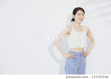 沐浴在陽光下的美女形象 沐浴在陽光下的美女形象 115793508